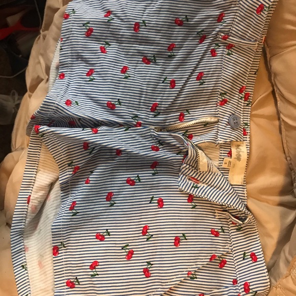 Cherry low rise shorts - Picture 5 of 6